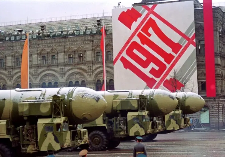 Съветски ракети SS-25 на Червения площад в Москва по време на честванията на Октомврийската революция от 1917 г. на 7 ноември 1990 г. (Андре Дюранд/AFP чрез Getty Images)