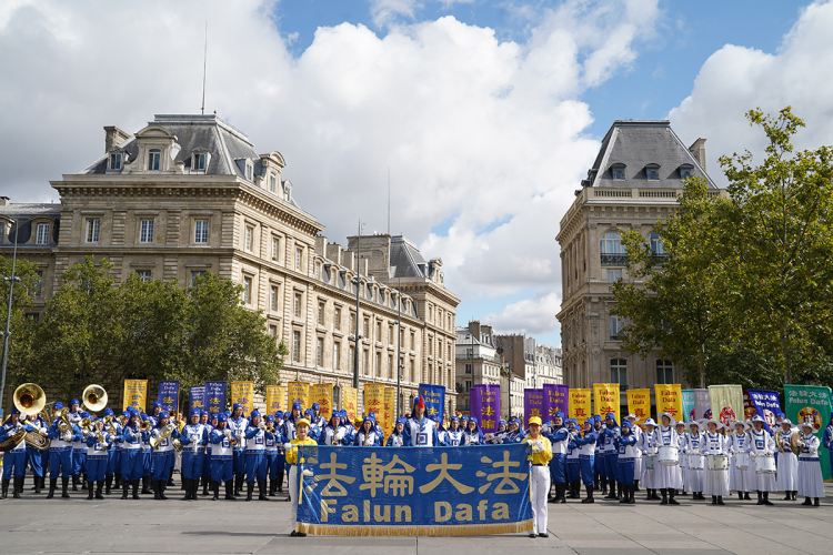 На 26 август 2023 г. на Площада на Републиката в Париж се проведе митинг с призив за прекратяване на продължаващото преследване на Фалун Дафа в Китай. (minghui.org)