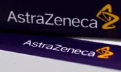 Логото на AstraZeneca върху опаковки на лекарства в аптека в Лондон (Stefan Wermuth/Reuters)