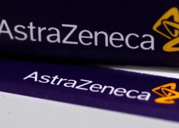 Логото на AstraZeneca върху опаковки на лекарства в аптека в Лондон (Stefan Wermuth/Reuters)