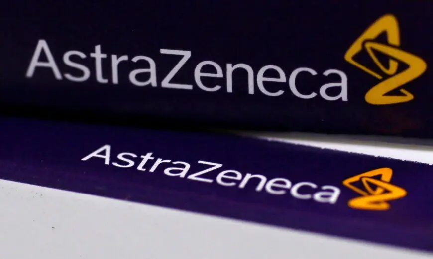 Логото на AstraZeneca върху опаковки на лекарства в аптека в Лондон (Stefan Wermuth/Reuters)