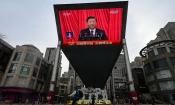 На екран на улица в Пекин излъчват новини за речта на китайския лидер Си Дзинпин (Jade Gao/AFP via Getty Images)