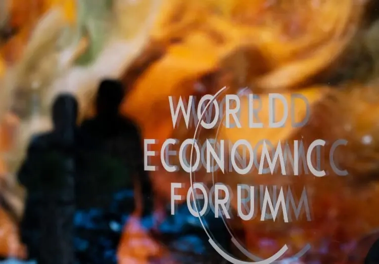 Голямото гладно зануляване: Няма да притежавате нищо и ще гладувате 1 Логото на СИФ в Конгресния център по време на годишната среща на Световния икономически форум (СИФ) в Давос на 18 януари 2023 г. (Фабрис Кофрини/AFP чрез Getty Images)