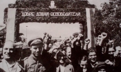 Жители на София приветстват пристигането на части на Червената армия