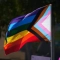 Знаме на гордостта на прогреса се развява над тълпа ЛГБТ активисти по време на митинг в Западен Холивуд, Калифорния, на 9 април 2023 г. (Алисън Динър/AFP чрез Getty Images)