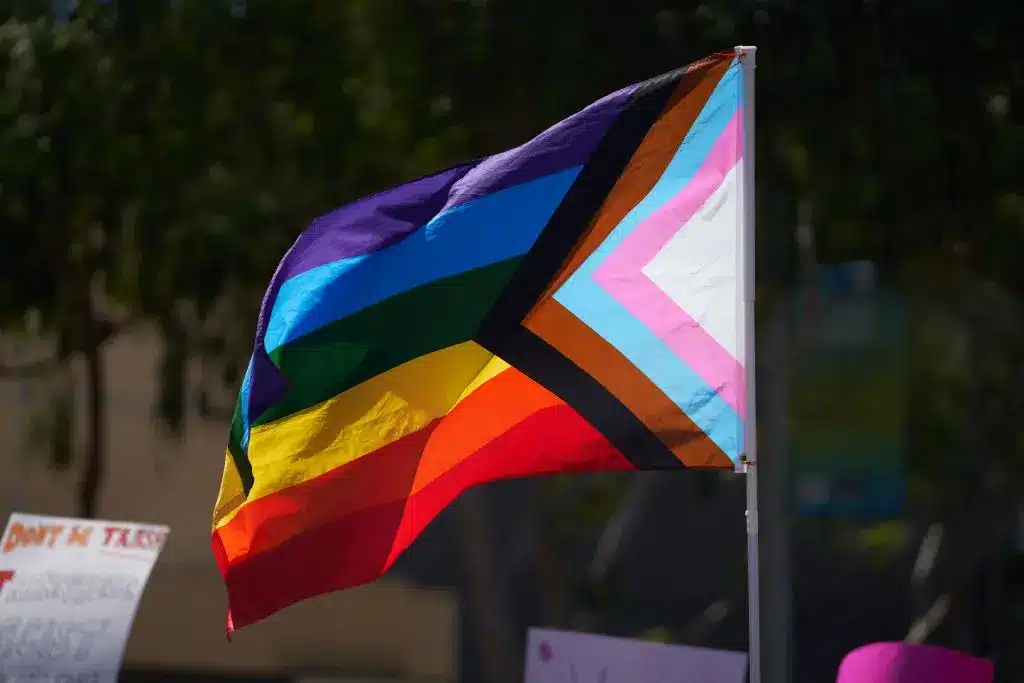 Знаме на гордостта на прогреса се развява над тълпа ЛГБТ активисти по време на митинг в Западен Холивуд, Калифорния, на 9 април 2023 г. (Алисън Динър/AFP чрез Getty Images)