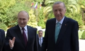 Руският президент Владимир Путин поздравява турския си колега Реджеп Тайип Ердоган преди разговорите им в Сочи, Русия, на 4 септември 2023 г. (Alexey Nikolsky/Pool/AFP via Getty Images)