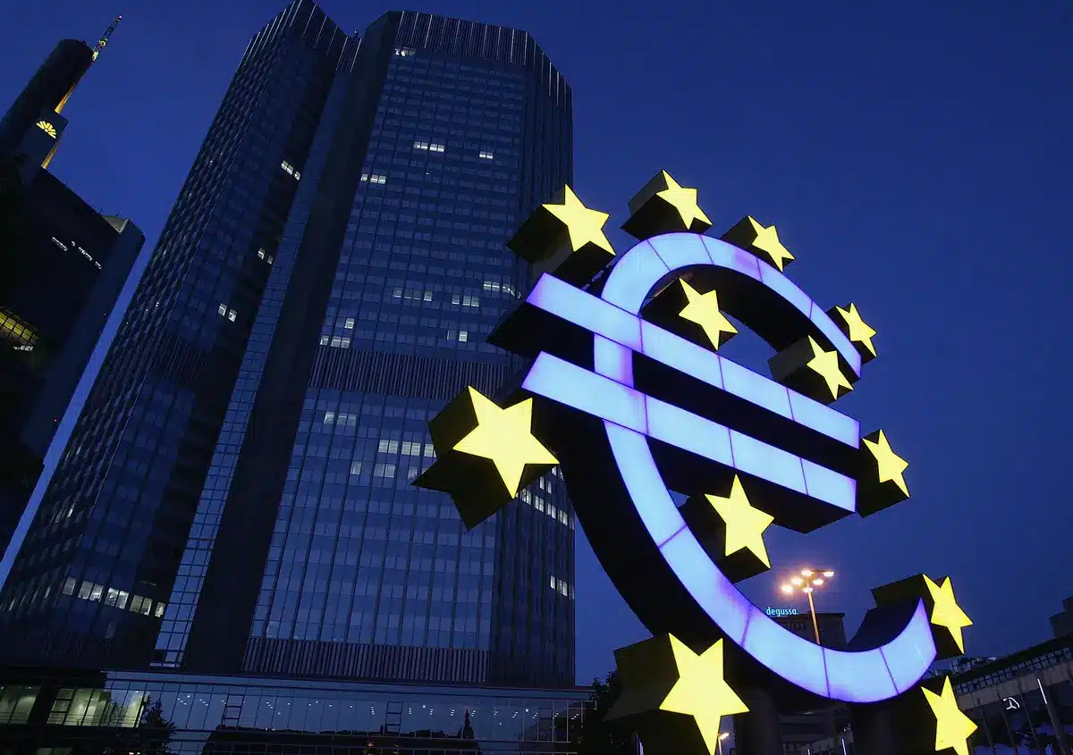Логото на еврото пред централата на Европейската централна банка във Франкфурт (Ralph Orlowski/Getty Images)