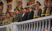 Ким Чен Ун, Ли Хонгжун и Сергей Шойгу на военен парад в Пхенян, Северна Корея (KCNA via Reuters)