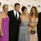Актьорският състав на "Приятели" (от ляво на дясно): Дейвид Шуймър, Лиса Кудроу, Матю Пери, Кортни Кокс, Дженифър Анистън и Мат Лебланк се появяват в залата за снимки на 54-тите годишни награди "Еми" в Лос Анджелис, Калифорния, на 22 септември 2002 г. (Майк Блейк/Reuters)