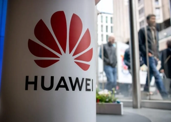 Пешеходец минава покрай щанд за продукти на Huawei в Лондон, 29 април 2019 г. (Tonga Akmen/AFP/Getty Images)