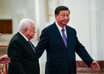 Китайският лидер Си Дзинпин (вдясно) и палестинският лидер Махмуд Абас присъстват на церемония по посрещане в Пекин на 14 юни 2023 г. (Джейд Гао/Pool чрез Getty Images)