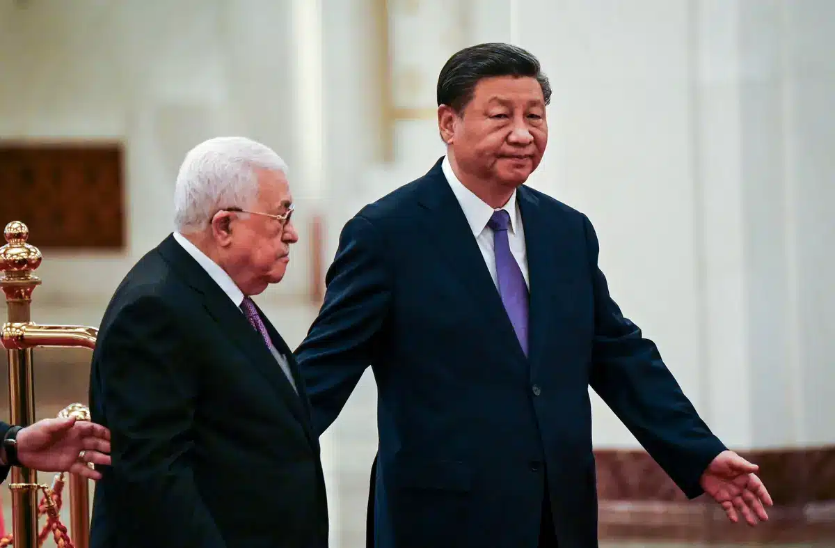 Китайският лидер Си Дзинпин (вдясно) и палестинският лидер Махмуд Абас присъстват на церемония по посрещане в Пекин на 14 юни 2023 г. (Джейд Гао/Pool чрез Getty Images)