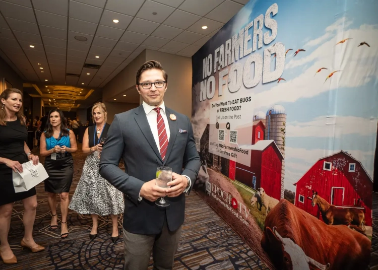 Документалният филм „Без фермери няма храна: Ще ядете ли буболечки?“ 1 Роман Балмаков, водещ на рубриката "Facts Matter" и режисьор на оригиналния документален филм на Epoch Times „Без фермери няма храна: ще ядете ли буболечки?“ по време на премиерата на филма в Ървинг, Тексас, на 22 септември 2023 г. (Самира Буау/The Epoch Times)