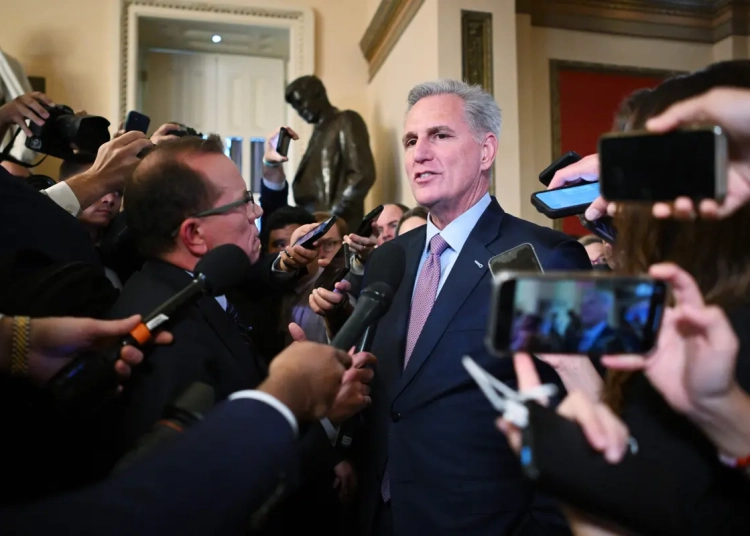 САЩ - Отстраниха Кевин Маккарти от поста председател на Камарата на представителите 1 Председателят на Камарата на представителите Кевин Маккарти (републиканец -Калифорния) разговаря с репортери пред офиса си в Капитолия във Вашингтон на 3 октомври 2023 г. (Мандел Нган/AFP чрез Getty Images)