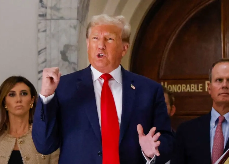 Доналд Тръмп отново пред съда в гражданско дело в Ню Йорк за измама 1 Доналд Тръмп говори пред репортери по време на третия ден от гражданския процес срещу него в Ню Йорк на 4 октомври 2023 г. (Kена Бетанкър AFP чрез Getty Images)