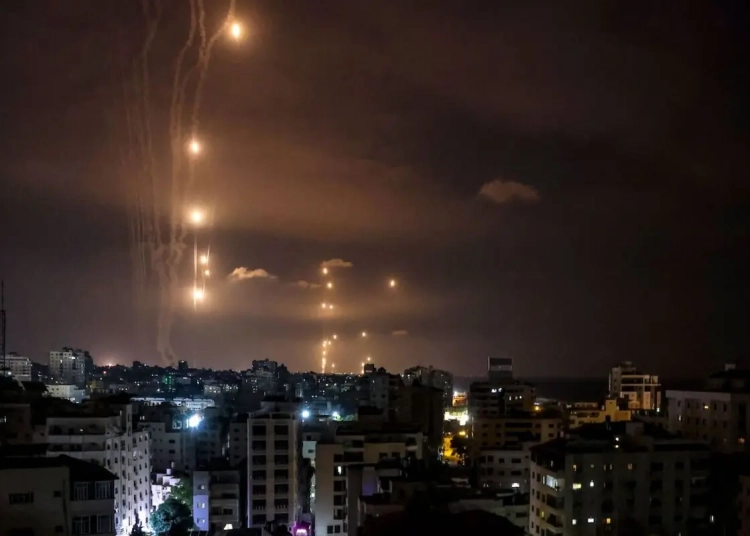 Израелското правителство официално обяви война на Хамас 1 Ракети, изстреляни от терористите на Хамас от град Газа, са прихванати от израелската отбранителна ракетна система Iron Dome на 7 октомври 2023 г. (Mохамед Абед/AFP чрез Getty Images)