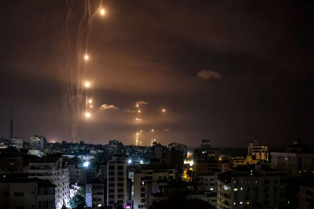 Ракети, изстреляни от терористите на Хамас от град Газа, са прихванати от израелската отбранителна ракетна система Iron Dome на 7 октомври 2023 г. (Mохамед Абед/AFP чрез Getty Images)