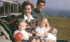 Роналд Рейгън, първата му съпруга, актрисата Джейн Уаймън, и децата им Майкъл и Морийн в дома им в Бевърли Хилс, Калифорния, около 1946 г.
