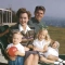 Роналд Рейгън, първата му съпруга, актрисата Джейн Уаймън, и децата им Майкъл и Морийн в дома им в Бевърли Хилс, Калифорния, около 1946 г.
