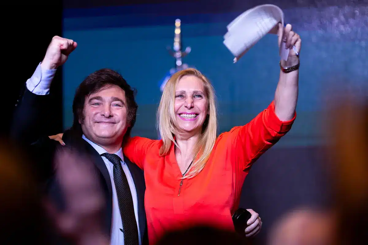 Новоизбраният президент на Аржентина Хавиер Милей от партията La Libertad Avanza празнува със сестра си Карина Милей (Tomas Cuesta/Getty Images)