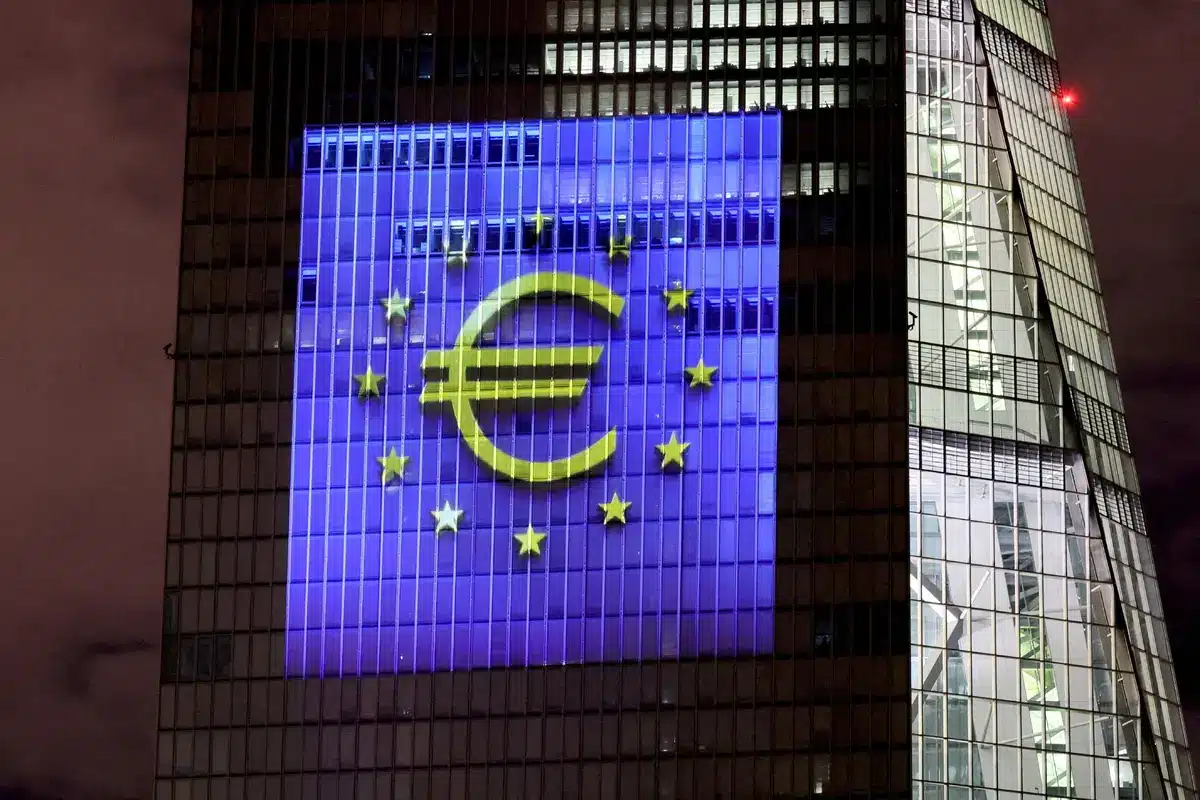 Цветовете на Европейския съюз осветяват южната фасада на централата на Европейската централна банка във Франкфурт, Германия, на 30 декември 2021 г. (Reuters/Wolfgang Rattay)