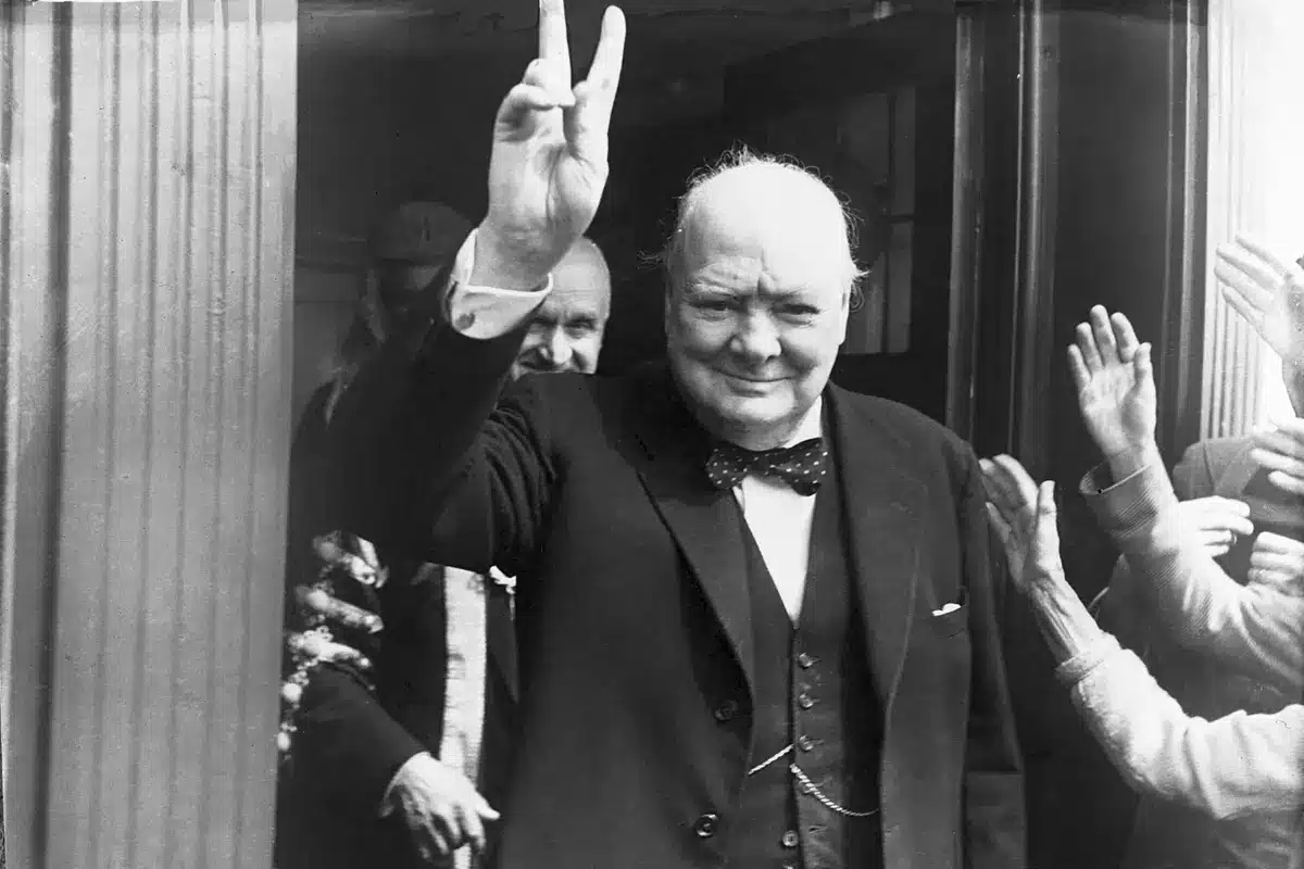 Британският министър-председател Уинстън Чърчил (1874-1965) дава известния си V-образен знак по време на войната в Дувър през 1951 г. (Central Press/Hulton Archive/Getty Images)