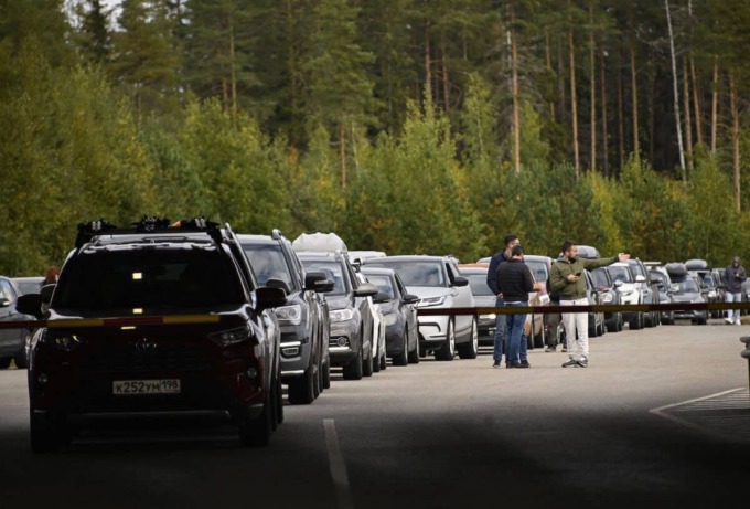 Автомобили, идващи от Русия, чакат на дълги опашки на граничния контролно-пропускателен пункт между Русия и Финландия близо до Ваалимаа на 22 септември 2022 г. (Olivier Morin/AFP via Getty Images)