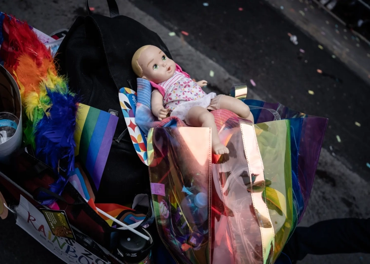 Поддръжниците на куиър теорията възприемат идеята, че законите за сексуално съгласие трябва да бъдат премахнати за всички деца, дори за бебета. (Самира Боуау/The Epoch Times)