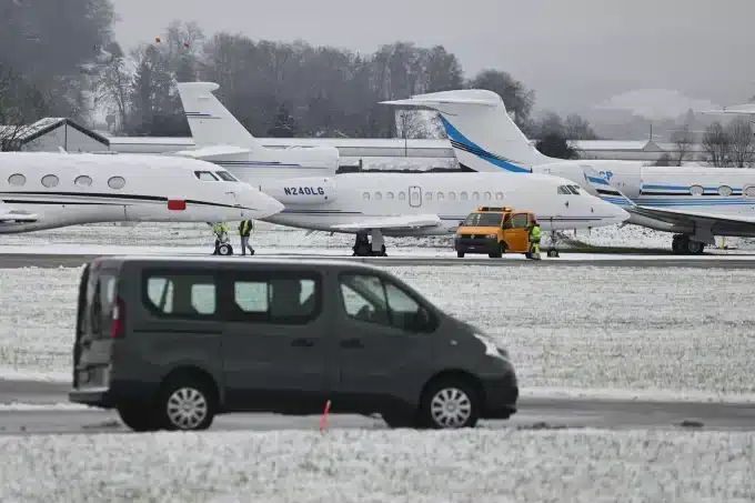 Частни самолети паркирани във военновъздушната база Дюбендорф, източно от Цюрих, 18 януари 2023 г. (Себастиен Бозон/AFP via Getty Images)