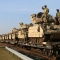 Военнослужещи на САЩ разтоварват тежко бойно оборудване, включително танкове "Ейбрамс" и бойни машини "Брадли", на железопътната гара край Пабраде в Литва (Petras Malukas/AFP via Getty Images)