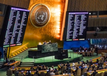 Показване на резултатите от гласуването в централата на ООН в Ню Йорк - Общото събрание на ООН гласува необвързваща резолюция, призоваваща за „хуманитарно примирие“ в Газа и прекратяване на военните действия (AP Photo/Bebeto Matthews)