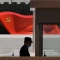 Охранител стои до скулптура на знамето на Китайската комунистическа партия в Музея на Китайската комунистическа партия на 26 май 2022 г. в Пекин. (Ng Han Guan/AP File)