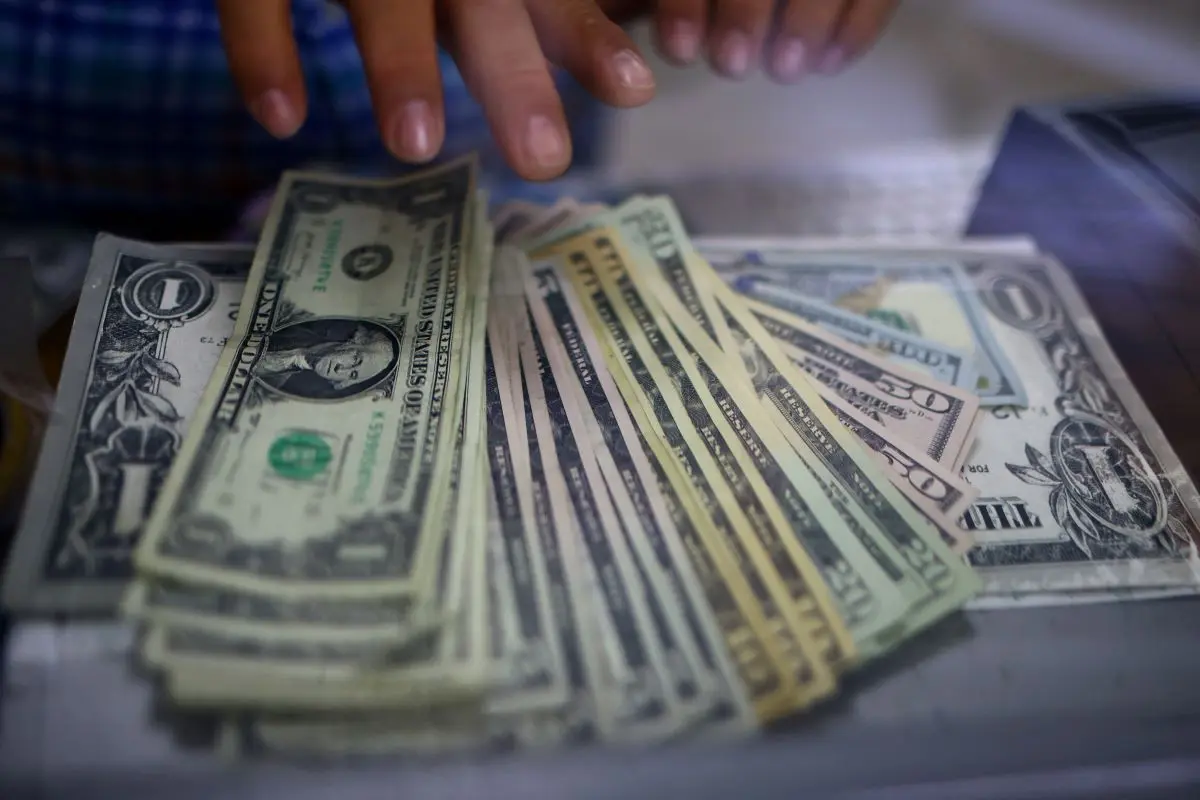 Служител на обменно бюро брои банкноти в щатски долари в Сиудад Хуарес, Мексико, на 27 юли 2023 г. (Хосе Луис Гонзалес/Reuters)