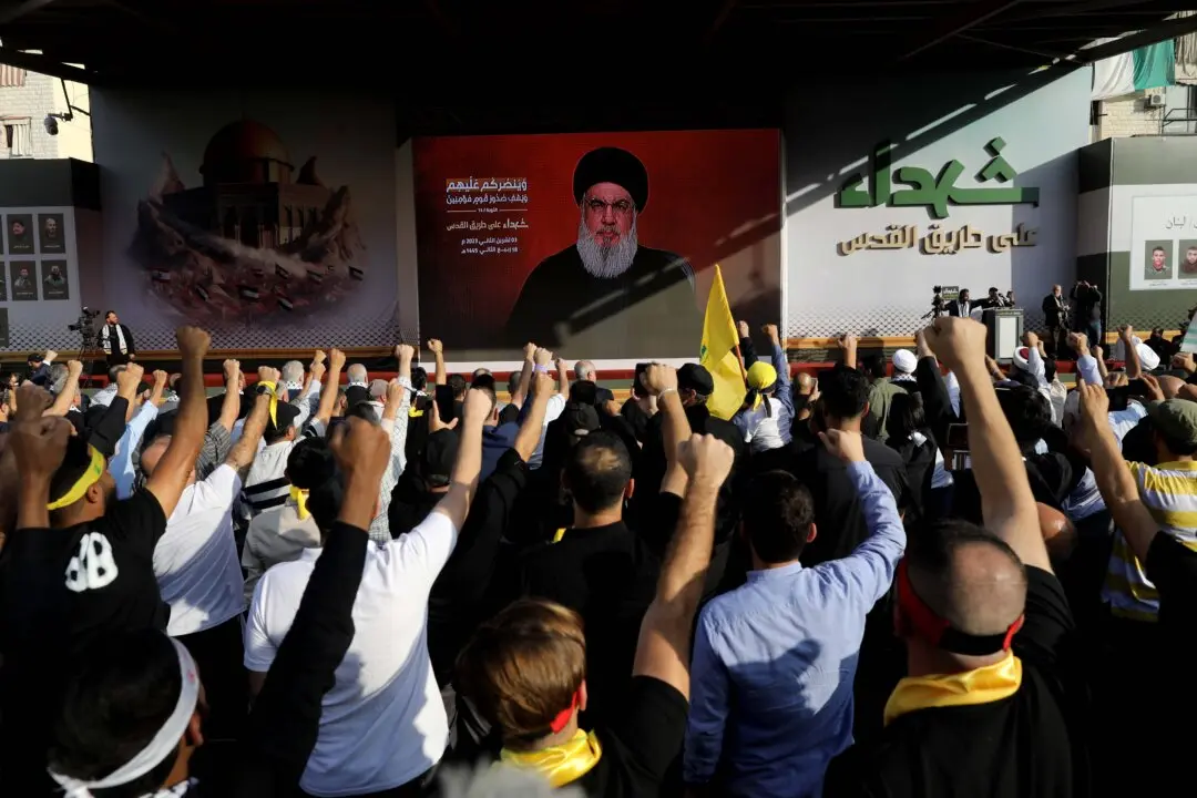 Привърженици на "Хизбула" се събират на площад "Ал-Ашура", за да слушат речта на лидера на "Хизбула" Хасан Насрала в Бейрут, Ливан, на 3 ноември 2023 г. (Marwan Tahtah/Getty Images)
