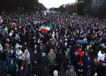 Участници в демонстрация протестират срещу антисемитизма под лозунга "Германия се изправя - Никога повече е сега!" в Берлин на 10 декември 2023 г. (Carsten Koall/dpa via AP)