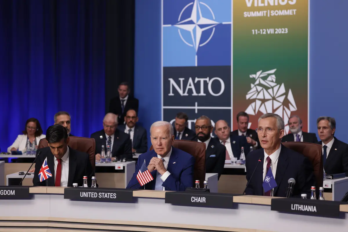 Британският министър-председател Риши Сунак, президентът на САЩ Джо Байдън и генералният секретар на НАТО Йенс Столтенберг присъстват на първия ден от срещата на върха на НАТО през 2023 г. във Вилнюс, Литва, 11 юли 2023 г. (Sean Gallup/Getty Images)