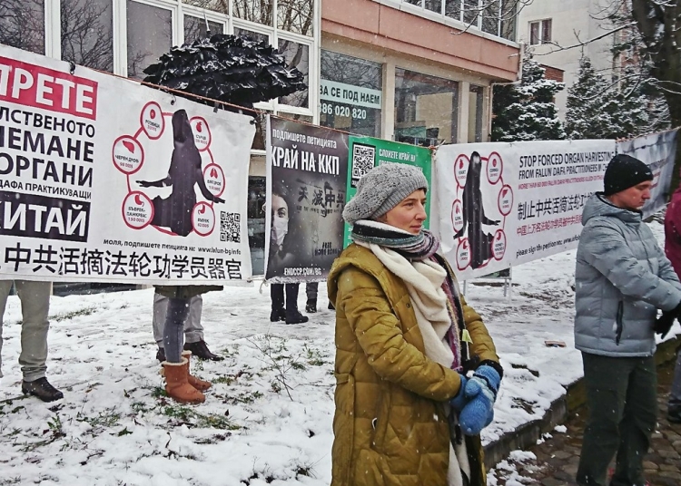 Изконните човешки права - дар от Бога 1 Симпатизанти на духовното учение Фалун Дафа (Фалун Гонг) протестират пред посолството на КНР в София на 14 декември 2021 г. с призив за свобода на уйгури, Фалун Гонг практикуващи и Тибет. Епок Таймс България