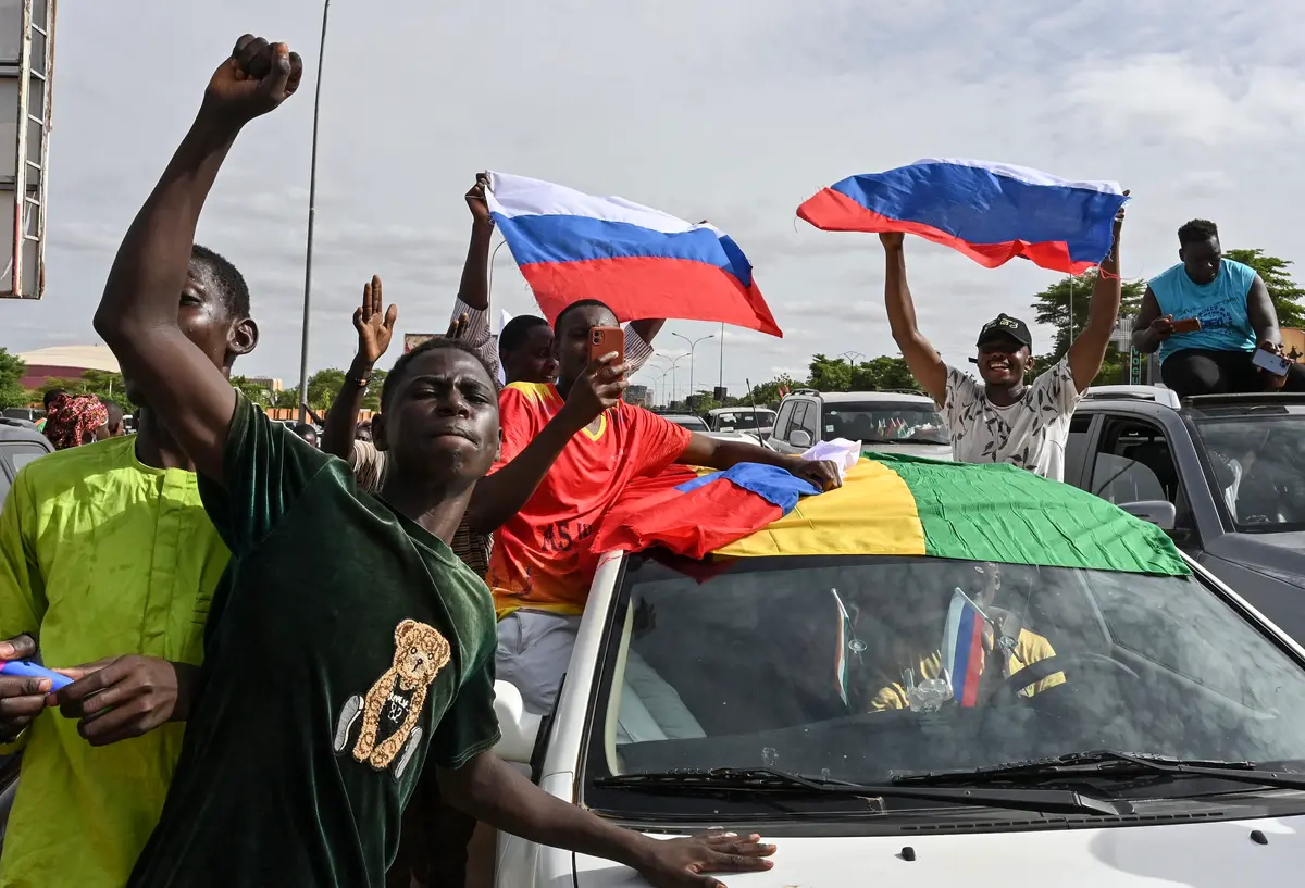 Привърженици на Националния съвет за защита на родината на република Нигер развяват руски знамена по време на демонстрация в Ниамей, 6 август 2023 г. (AFP/Getty Images)