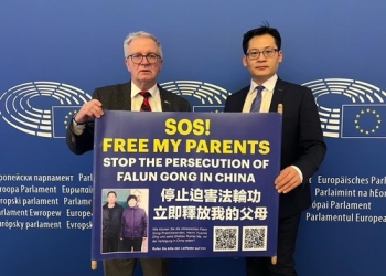 Практикуващият Фалун Гонг г-н Дин Лебин и германският евродепутат Михаел Галер (снимка: Epoch Times)