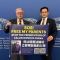 Практикуващият Фалун Гонг г-н Дин Лебин и германският евродепутат Михаел Галер (снимка: Epoch Times)