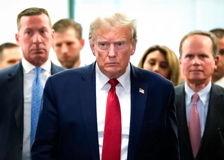 Тръмп предвижда „голяма беда“, ако Върховният съд не отсъди в негова полза за бюлетините 1 Доналд Тръмп излиза от съдебната зала по време на почивка в гражданското дело за измама срещу Trump Organization във Върховния съд на щата Ню Йорк, в Ню Йорк на 7 декември 2023 г. (Tимъти A. Клери/AFP чрез Getty Images)