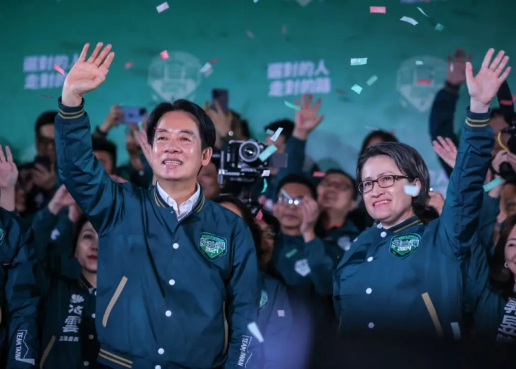 Лай Чинг-те спечели президентската надпревара в Тайван в ущърб на Пекин 1 Новоизбраният президент от Демократичната прогресивна партия Лай Чинг-те и вицепрезидентът Хсиао Би-хим в обръщение към поддръжници по време на митинг в централата на партията в Тайпе, Тайван, 13 януари 2024 г. (Aнабел Чих/Getty Images)