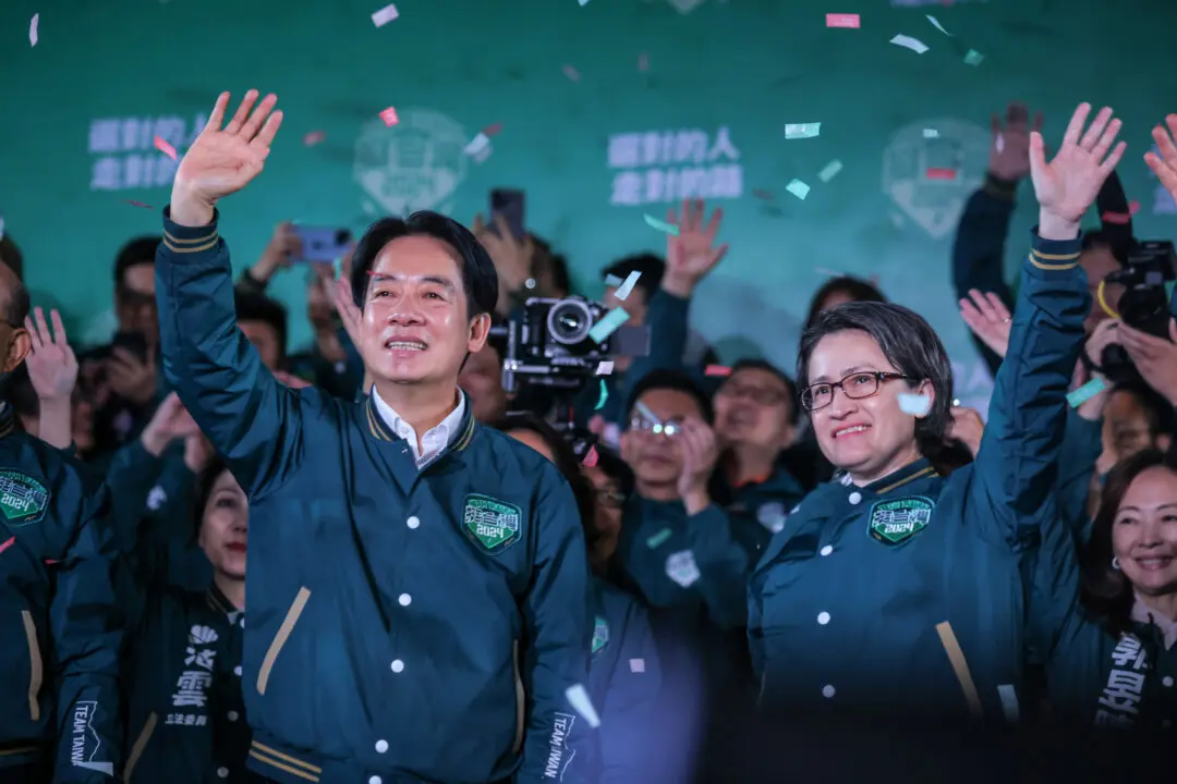 Новоизбраният президент от Демократичната прогресивна партия Лай Чинг-те и вицепрезидентът Хсиао Би-хим в обръщение към поддръжници по време на митинг в централата на партията в Тайпе, Тайван, 13 януари 2024 г. (Aнабел Чих/Getty Images)