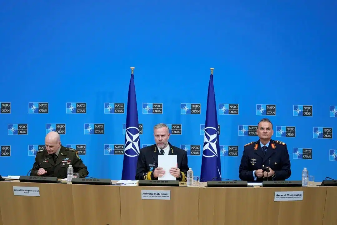 Председателят на Военния комитет на НАТО адмирал Роб Бауер, върховният главнокомандващ на Съюзното командване на НАТО в Европа генерал Кристофър Каволи и върховният главнокомандващ на Съюзното командване по трансформацията генерал Крис Бадия се подготвят за изказване пред медиите в централата на НАТО в Брюксел, 18 януари 2024 г. (Вирджиния Майо/AP Photo)