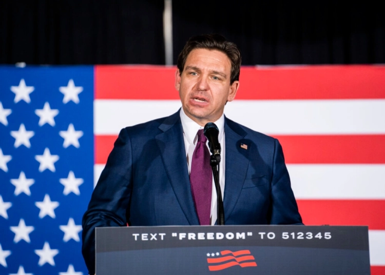 ДеСантис се оттегля от президентската надпревара, подкрепя Тръмп 1 Кандидатът за президент на републиканците, губернаторът на Флорида Рон ДеСантис говори пред своите поддръжници, след резултатите от изборите в Айова за 2024 г. в хотел Sheraton в Уест Де Мойн, Айова, на 15 януари 2024 г. (Мадалина Василиу/The Epoch Times)