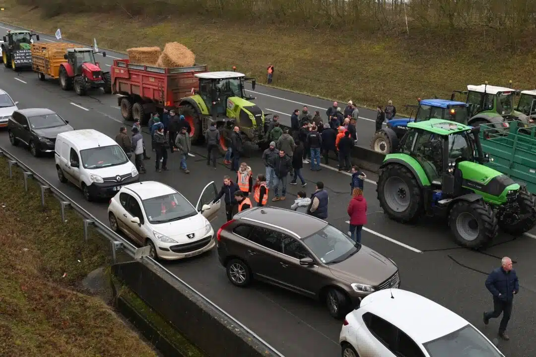 Земеделски производители блокират магистрала по време на демонстрация край Бове, Северна Франция, 23 януари 2024 г. (Matthieu Mirville/AP Photo чрез Epoch Times)