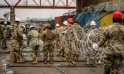 Националната гвардия на Тексас добавя бодлива тел и бариери по границата между САЩ и Мексико в парка "Шелби", Eagle Pass, Тексас, на 23 януари 2024 г. (Шарлът Кътбъртсън/The Epoch Times)