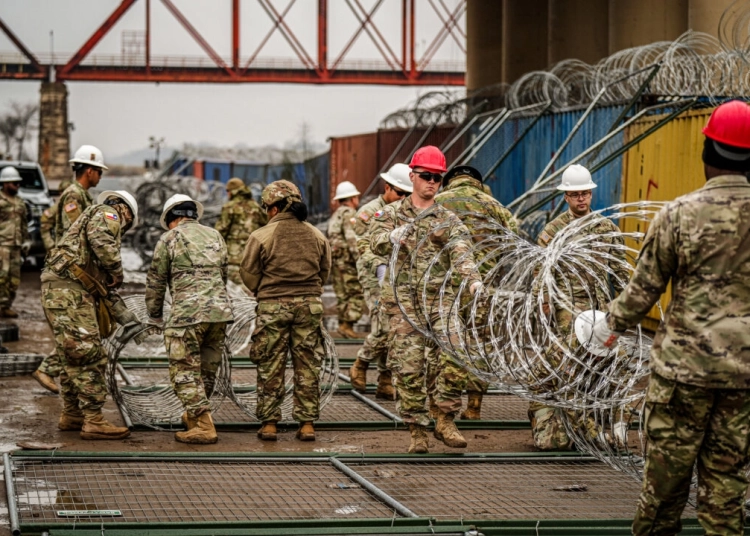 Губернаторът на Тексас: "Американците искат сигурна граница" 1 Националната гвардия на Тексас добавя бодлива тел и бариери по границата между САЩ и Мексико в парка "Шелби", Eagle Pass, Тексас, на 23 януари 2024 г. (Шарлът Кътбъртсън/The Epoch Times)