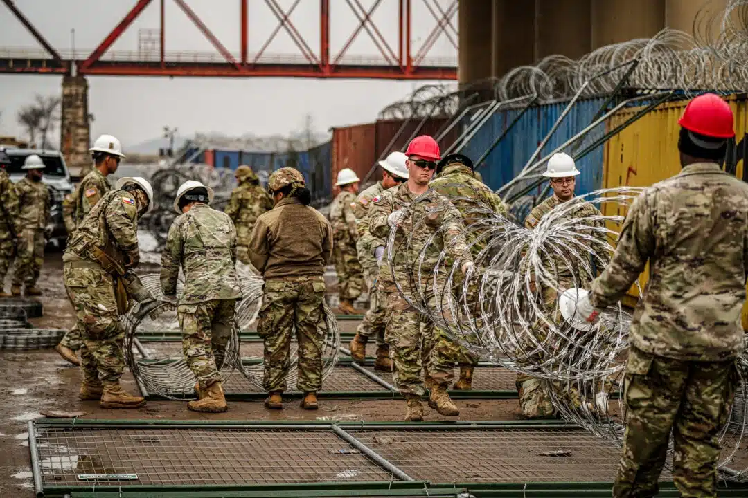Националната гвардия на Тексас добавя бодлива тел и бариери по границата между САЩ и Мексико в парка "Шелби", Eagle Pass, Тексас, на 23 януари 2024 г. (Шарлът Кътбъртсън/The Epoch Times)